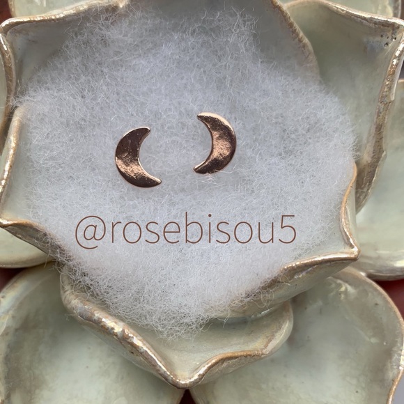 💋🆕Boho Rose Gold Cresent Stud Earrings - Picture 3 of 7